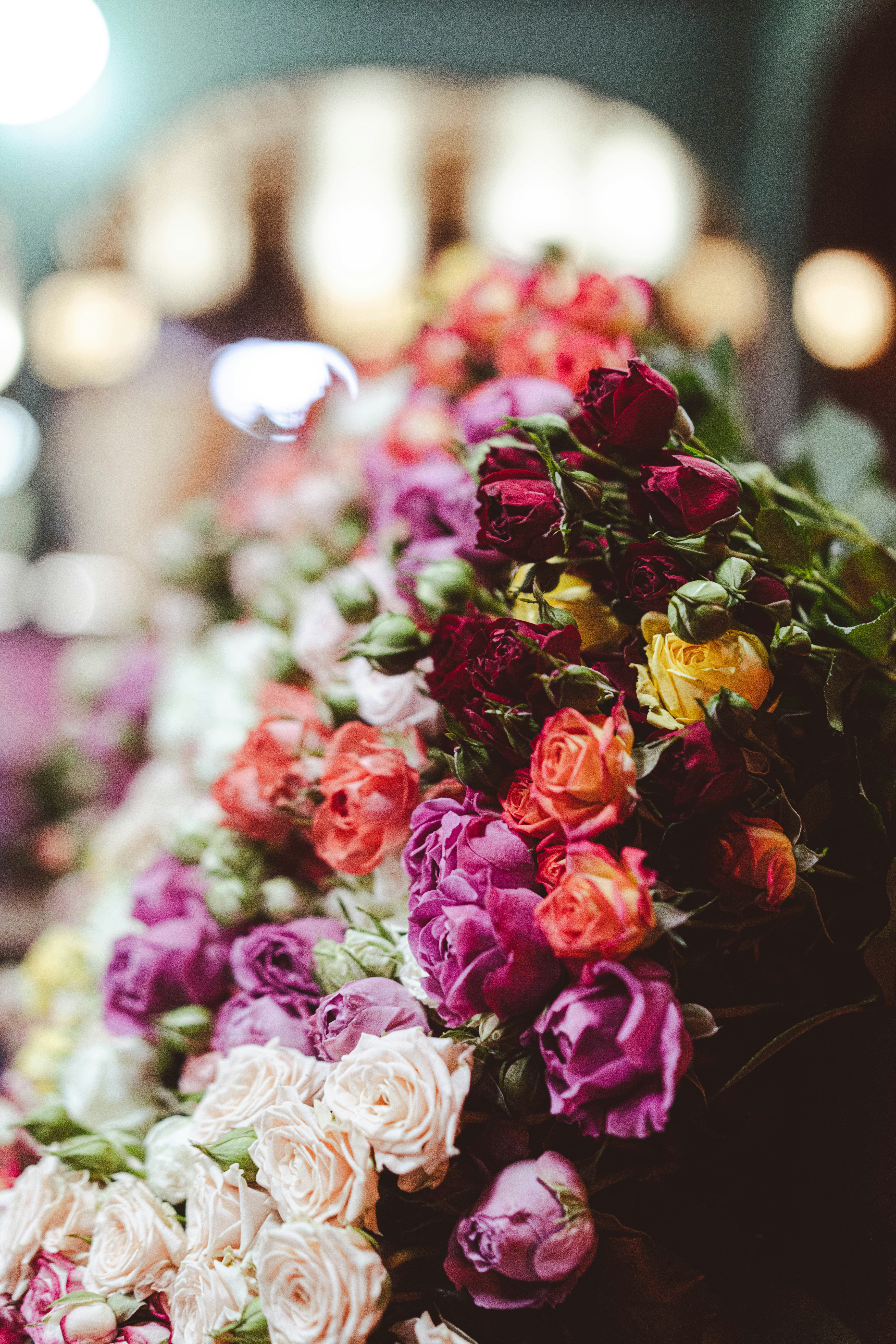 Arranxhime të bardha dhe rozë në vazo qelqi